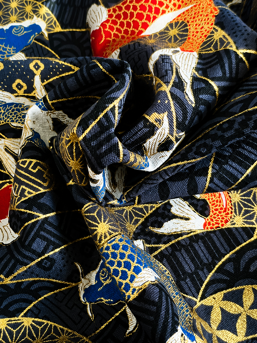 Detailansicht des Imperial Koi Canvas-Baumwollstoffs mit Koi-Design