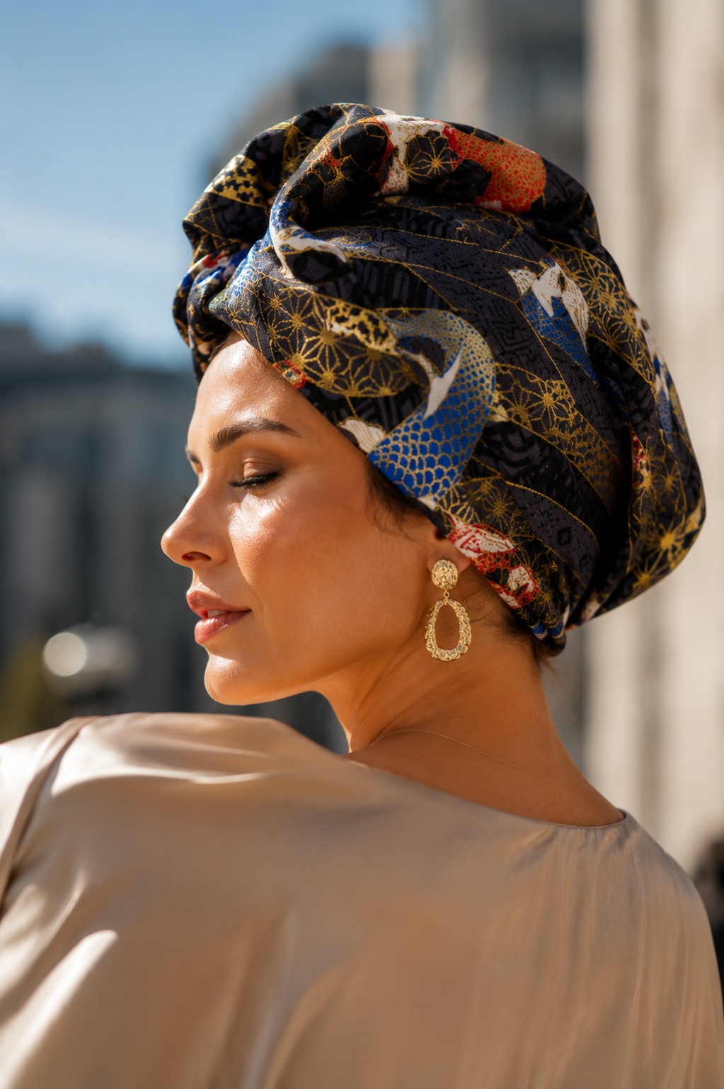 Frau trägt Imperial Koi Turban von Lalé by Bati im eleganten Styling