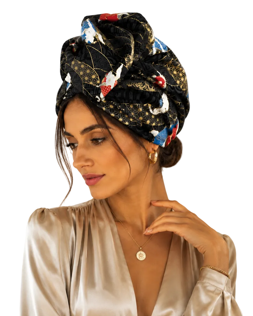 Frau trägt Imperial Koi Turban von Lalé by Bati im eleganten Styling