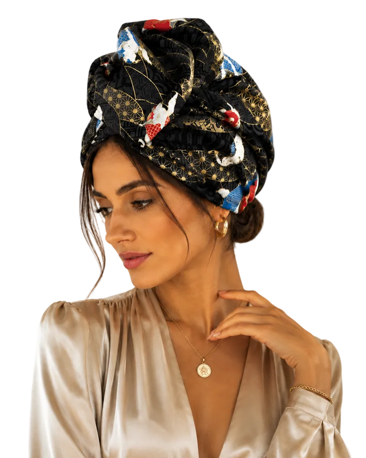 Frau trägt Imperial Koi Turban von Lalé by Bati im eleganten Styling